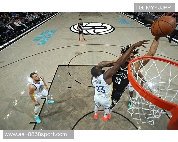 克拉克斯顿内线表现抢眼15分钟内高效拿下11分并抢8篮板