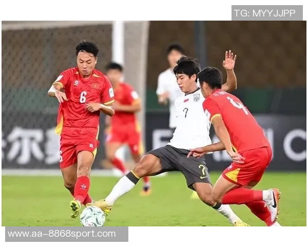 最后时刻U22国足角球争议鲍世蒙拔角旗杆遭黄牌处罚后幽默插回